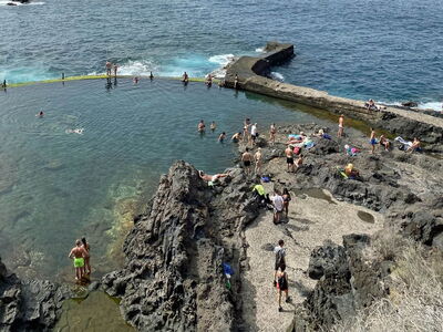 Sicheres Schwimmen im Naturpool in Küstennähe bei Los Gigantes auf Teneriffa